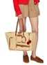 模特儿示范图 - 点击放大 - ANYA HINDMARCH - Cherries Raffia Leather Charm