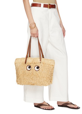 模特儿示范图 - 点击放大 - ANYA HINDMARCH - Shag Eyes Raffia Leather E/W Tote