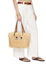 模特儿示范图 - 点击放大 - ANYA HINDMARCH - Shag Eyes Raffia Leather E/W Tote