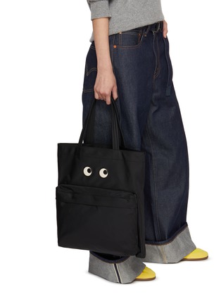 模特儿示范图 - 点击放大 - ANYA HINDMARCH - Eyes Nylon Tote