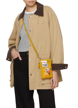 模特儿示范图 - 点击放大 - ANYA HINDMARCH - Anya Brands Coco Pops Leather Phone Pouch