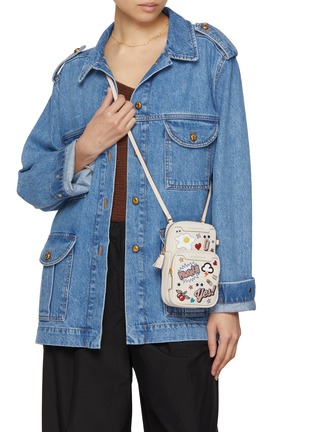 模特儿示范图 - 点击放大 - ANYA HINDMARCH - All Over Stickers Essential Leather Crossbody Pouch