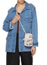 模特儿示范图 - 点击放大 - ANYA HINDMARCH - All Over Stickers Essential Leather Crossbody Pouch