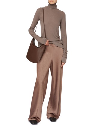 模特儿示范图 - 点击放大 - VINCE - 缎面高腰阔腿裤