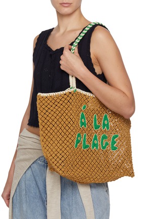模特儿示范图 - 点击放大 - CLARE V - L'Été Á La Plage Crochet Tote Bag