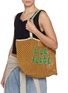 模特儿示范图 - 点击放大 - CLARE V - L'Été Á La Plage Crochet Tote Bag