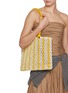 模特儿示范图 - 点击放大 - CLARE V - Sandy Cotton Leather Tote Bag