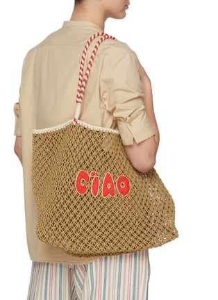 模特儿示范图 - 点击放大 - CLARE V - L'Été Ciao Crochet Tote Bag