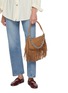模特儿示范图 - 点击放大 - CLARE V - Petit Moyen Custom Strap Leather Bag