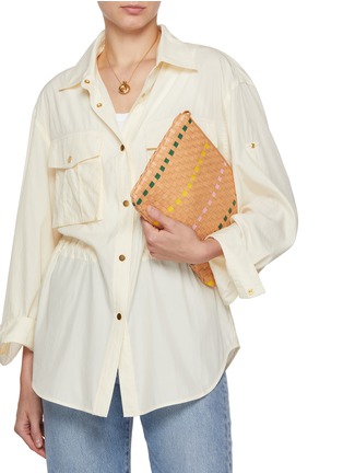 模特儿示范图 - 点击放大 - CLARE V. - Woven Leather Flat Clutch Bag With Tabs