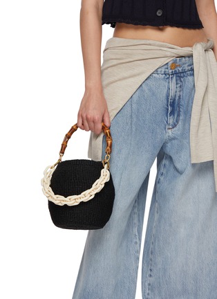 模特儿示范图 - 点击放大 - CLARE V - Pot de Miel Resin Handle Basket Bag