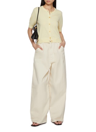 模特儿示范图 - 点击放大 - ARCH4 - Stanley Short Sleeve Cashmere Knit Cardigan
