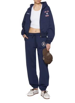 模特儿示范图 - 点击放大 - SPORTY & RICH - x The New York Yankees Home Run Cropped Zip Up Cotton Hoodie