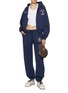 模特儿示范图 - 点击放大 - SPORTY & RICH - x The New York Yankees Home Run Cropped Zip Up Cotton Hoodie