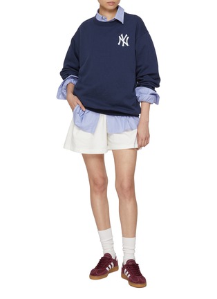 模特儿示范图 - 点击放大 - SPORTY & RICH - x The New York Yankees Crewneck Cotton Sweatshirt