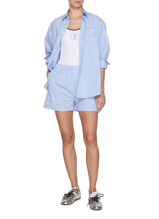 模特儿示范图 - 点击放大 - SPORTY & RICH - X Hotel du Cap-Eden-Roc Script Striped Cotton Poplin Shorts