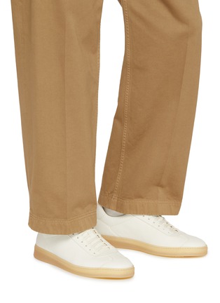 模特儿示范图 - 点击放大 - HENDERSON - Lace Up Pebbled Deer Leather Men's Sneakers
