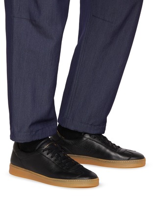 模特儿示范图 - 点击放大 - HENDERSON - Lace Up Deer Leather Men's Sneakers