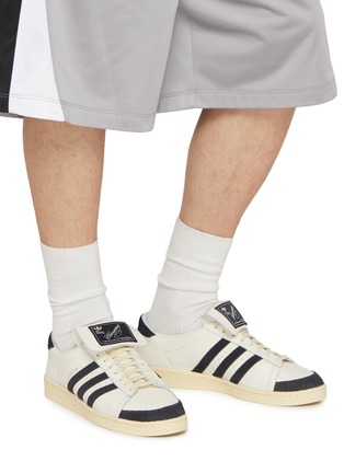 模特儿示范图 - 点击放大 - ADIDAS - x Willy Chavarria Jabbar Leather Low Top Men's Sneakers