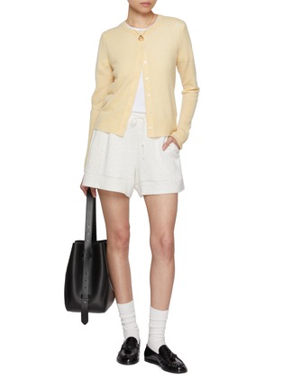 模特儿示范图 - 点击放大 - GUEST IN RESIDENCE - Jane Button Up Cashmere Cardigan