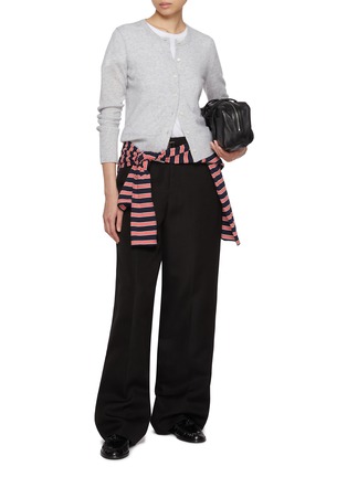 模特儿示范图 - 点击放大 - GUEST IN RESIDENCE - Jane Button Up Cashmere Cardigan