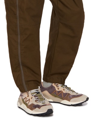 模特儿示范图 - 点击放大 - FLOWER MOUNTAIN - Lenzan Uni Men's Sneakers