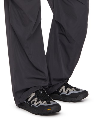模特儿示范图 - 点击放大 - FLOWER MOUNTAIN - Iwano 2 Uni Men's Sneakers