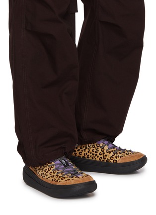 模特儿示范图 - 点击放大 - FLOWER MOUNTAIN - Fami Uni Men's Sneakers