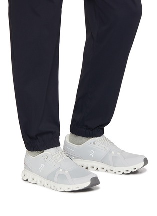 模特儿示范图 - 点击放大 - ON - Cloud 6 Low Top Men's Sneakers