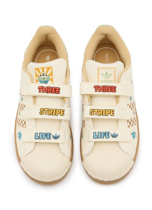 模特儿示范图 - 点击放大 - ADIDAS - x Disney Pixar Superstar II CF C Velcro Kids' Sneakers