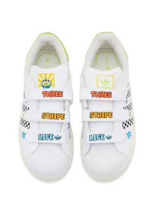 模特儿示范图 - 点击放大 - ADIDAS - x Disney Pixar Superstar II CF C Velcro Kids' Sneakers