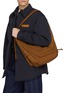 模特儿示范图 - 点击放大 - LEMAIRE - 中号 SOFT GAME 单肩包