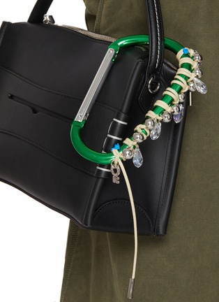 正面 -点击放大 - KITESY MARTIN STUDIO - Extra Large Cababiner Le Mousqueton Bag Charm — Green/Cream