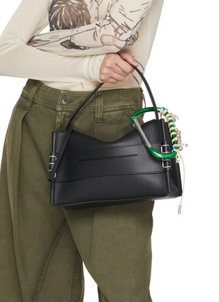 模特儿示范图 - 点击放大 - KITESY MARTIN STUDIO - Extra Large Cababiner Le Mousqueton Bag Charm — Green/Cream