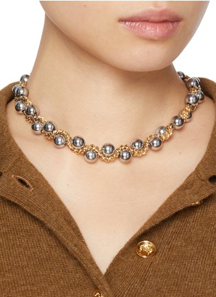 模特儿示范图 - 点击放大 - KITESY MARTIN STUDIO - Le Serpent Hematite Pearl Brass Necklace — Golden/Silvered