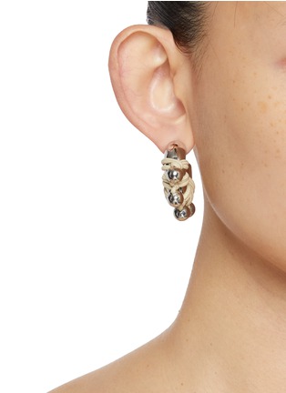 模特儿示范图 - 点击放大 - KITESY MARTIN STUDIO - La Chunky Hoop Earrings — Silvered/Cream