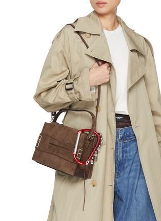 模特儿示范图 - 点击放大 - KITESY MARTIN STUDIO - Extra Large Cababiner Le Mousqueton Bag Charm — Red/Burgundy