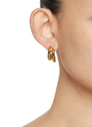 正面 -点击放大 - KITESY MARTIN STUDIO - La Chris Hoop Earrings — Golden/Silvered