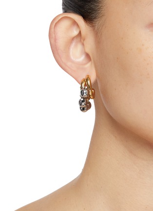 模特儿示范图 - 点击放大 - KITESY MARTIN STUDIO - La Chris Hoop Earrings — Golden/Silvered