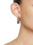 模特儿示范图 - 点击放大 - KITESY MARTIN STUDIO - La Chris Hoop Earrings — Golden/Silvered