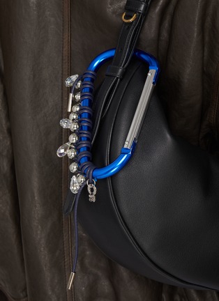 正面 -点击放大 - KITESY MARTIN STUDIO - Extra Large Cababiner Le Mousqueton Bag Charm — Blue/Marine