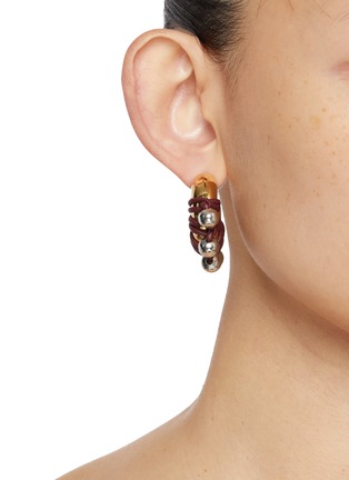 模特儿示范图 - 点击放大 - KITESY MARTIN STUDIO - La Chunky Stainless Steel Hoop Earrings — Golden/Burgundy