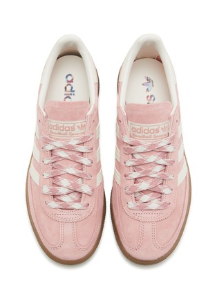 模特儿示范图 - 点击放大 - ADIDAS - 女款 HANDBALL SPEZIAL 系带运动鞋