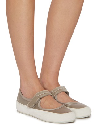 模特儿示范图 - 点击放大 - PEDRO GARCÍA - Polonia Silk Satin Sneakers