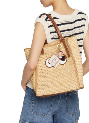 模特儿示范图 - 点击放大 - ANYA HINDMARCH - Love Hearts Leather Keyring Charm