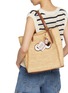 模特儿示范图 - 点击放大 - ANYA HINDMARCH - Love Hearts Leather Keyring Charm