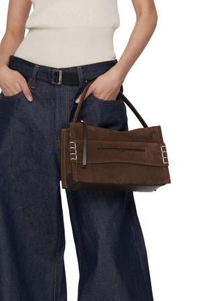 模特儿示范图 - 点击放大 - JW ANDERSON - Small Loafer Suede Bag