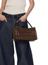 模特儿示范图 - 点击放大 - JW ANDERSON - Small Loafer Suede Bag
