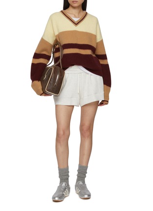模特儿示范图 - 点击放大 - CUDDLEUP - V-Neck Colourblock Knit Sweater