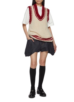 模特儿示范图 - 点击放大 - CUDDLEUP - V-Neck Hand Knit Vest